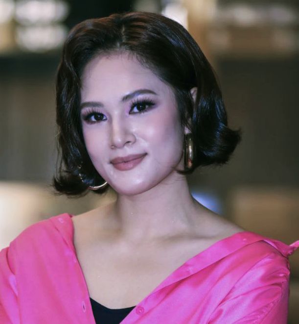 Adriana tak kisah beli makanan di pasar malam