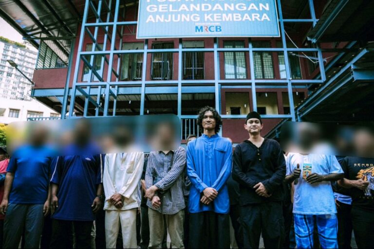 Bukan Sekadar Menghibur, Agih 100 Pek Makanan Kepada Golongan Gelandangan