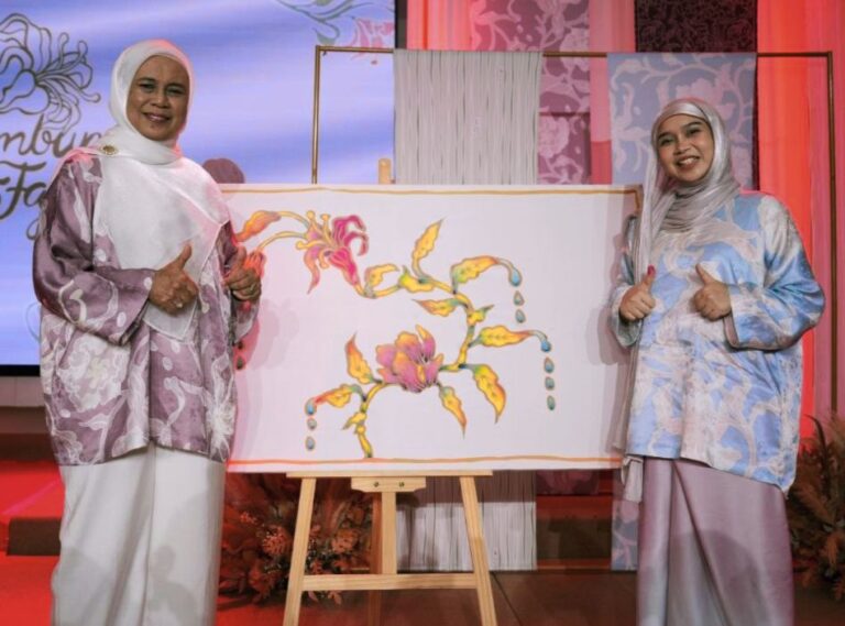 Embun Fajar koleksi baharu Siti Khadijah bersama Farah Mohan