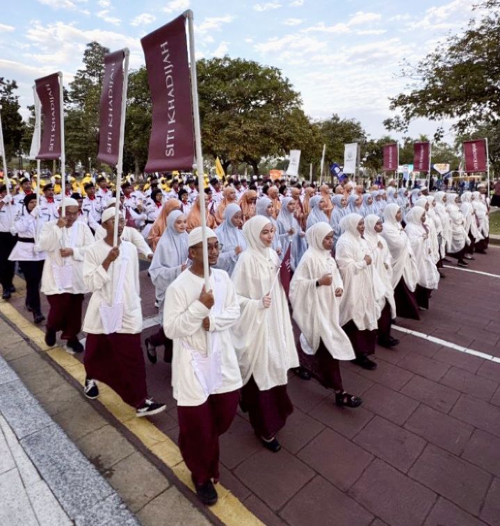 Warga Siti Khadijah, bértelekung di perbarisan Hari Kebangsaan ke-69