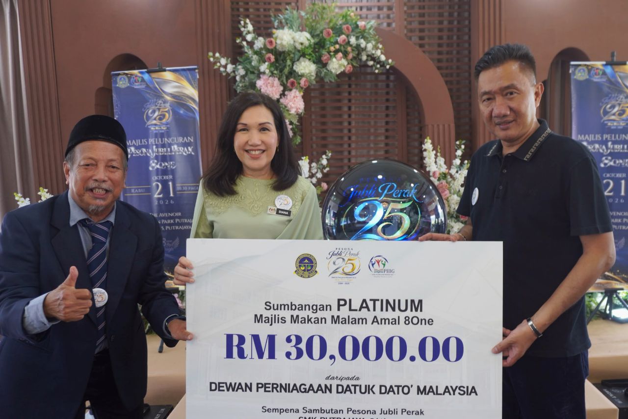 SMK Putrajaya Presint 8 (1) anjur Majlis Makan Malam Pesona Jubli Perak Sempena 25 Tahun.